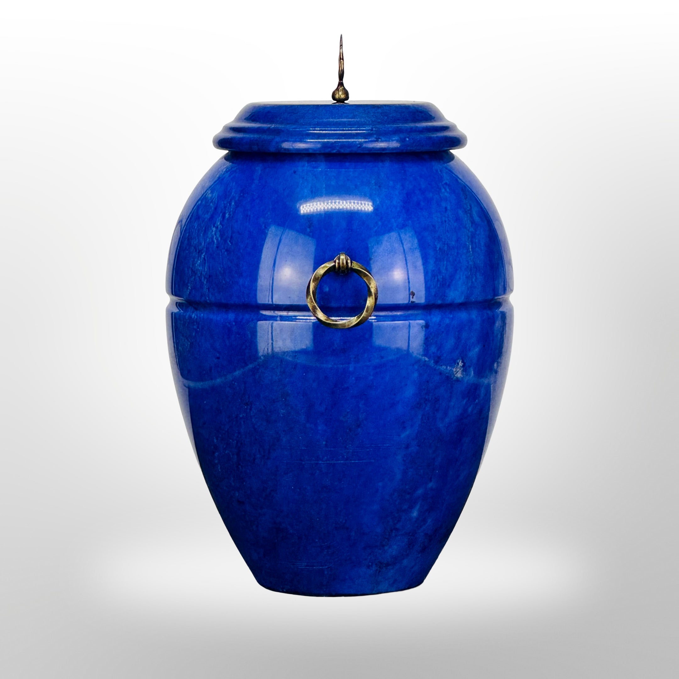 Blaue Steinurne mit Griffen