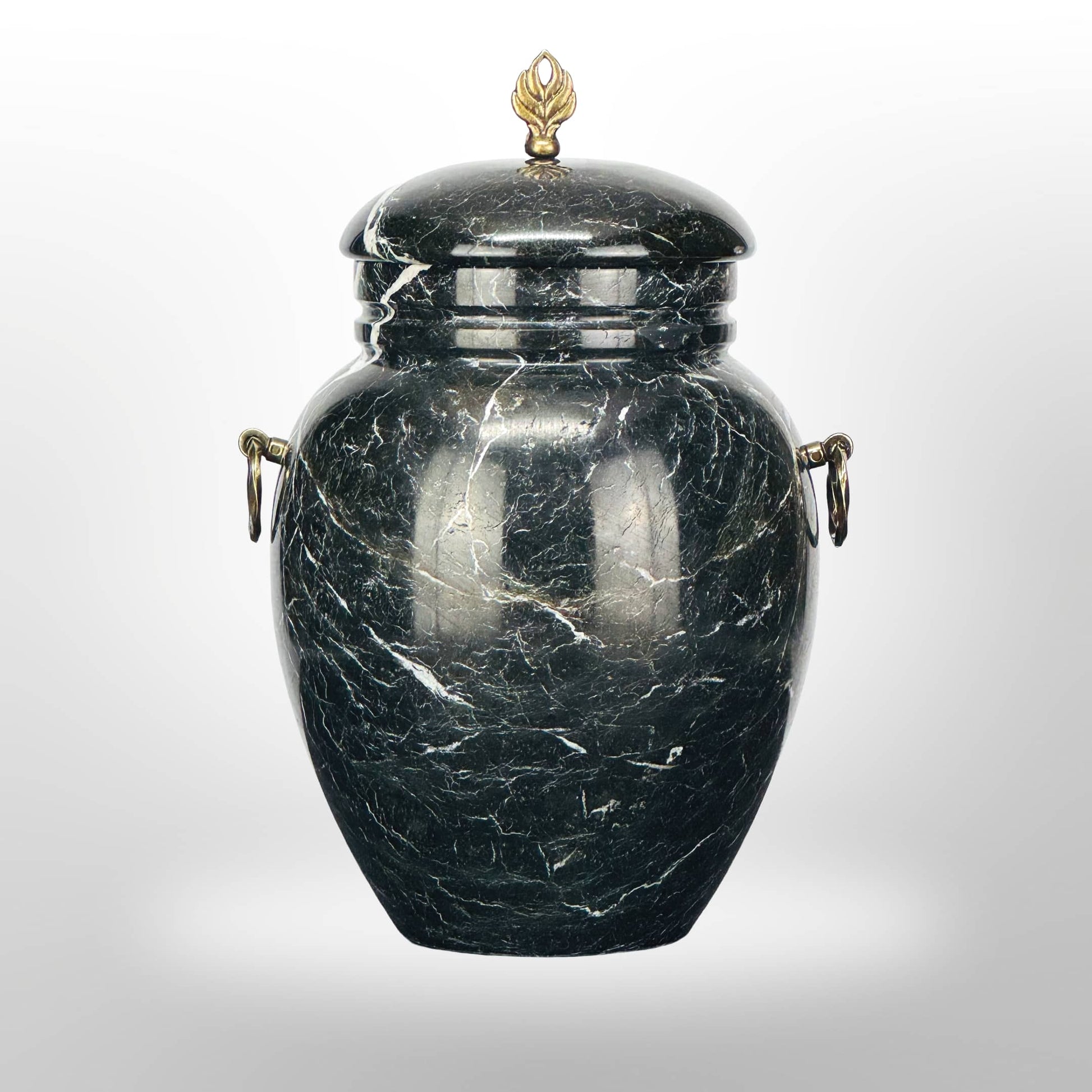 Dunkle Steinurne mit Griffen. Urne