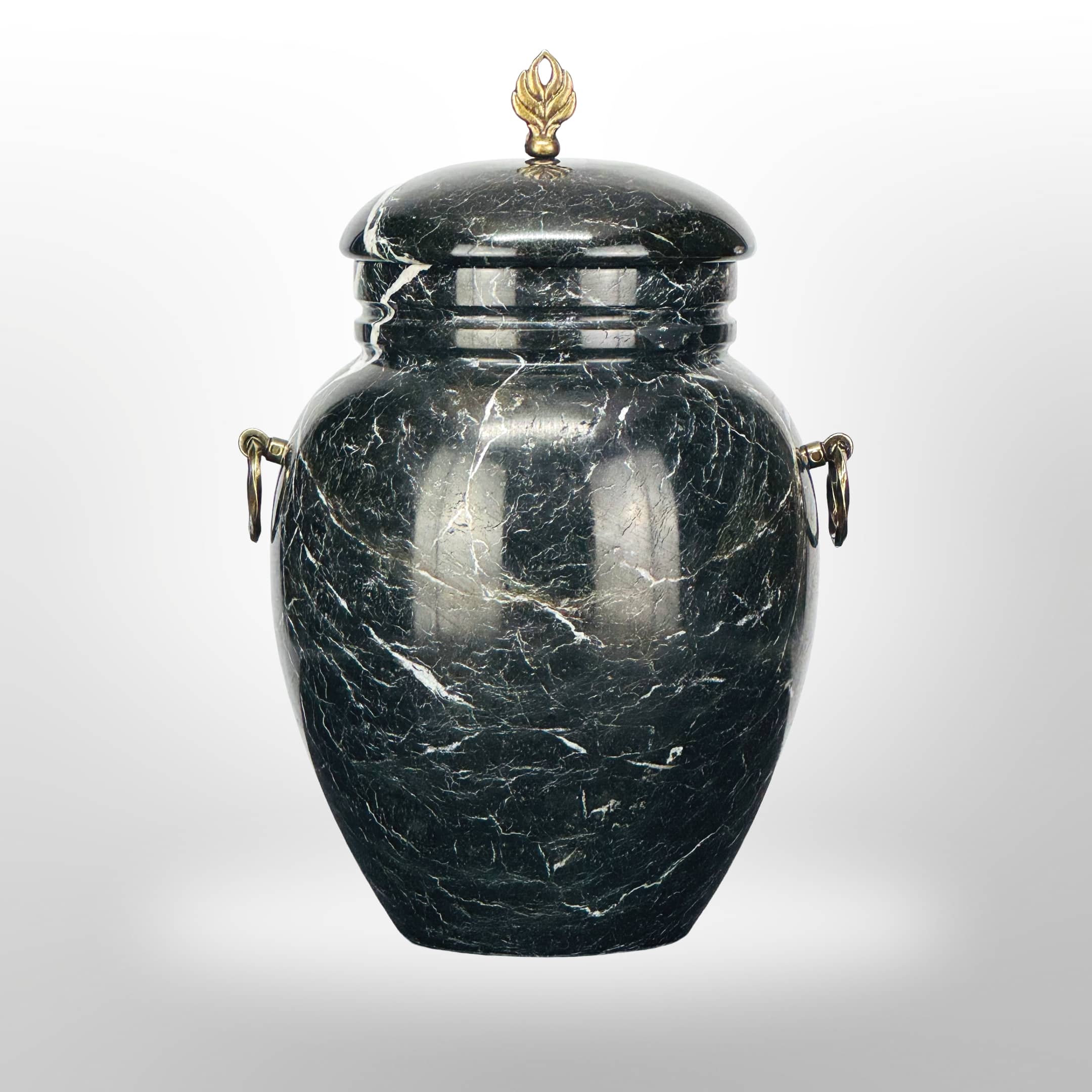 Dunkle Steinurne mit Griffen. Urne