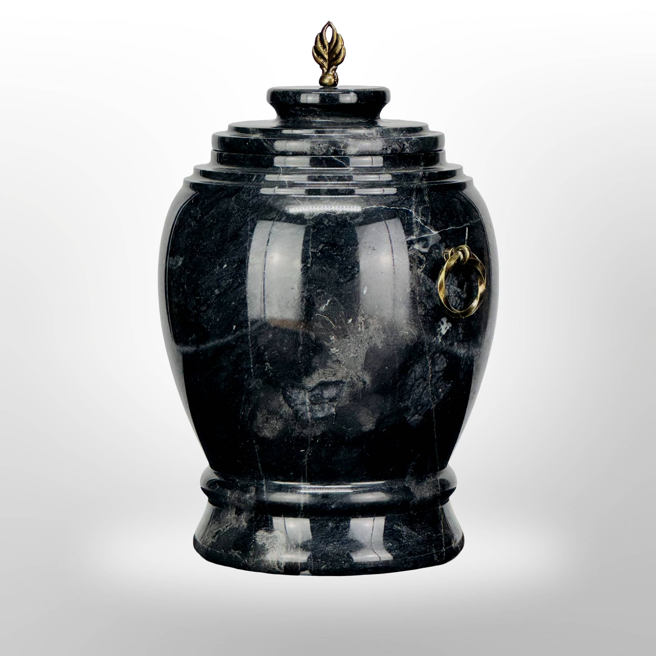 Dunkle Steinurne mit Griffen