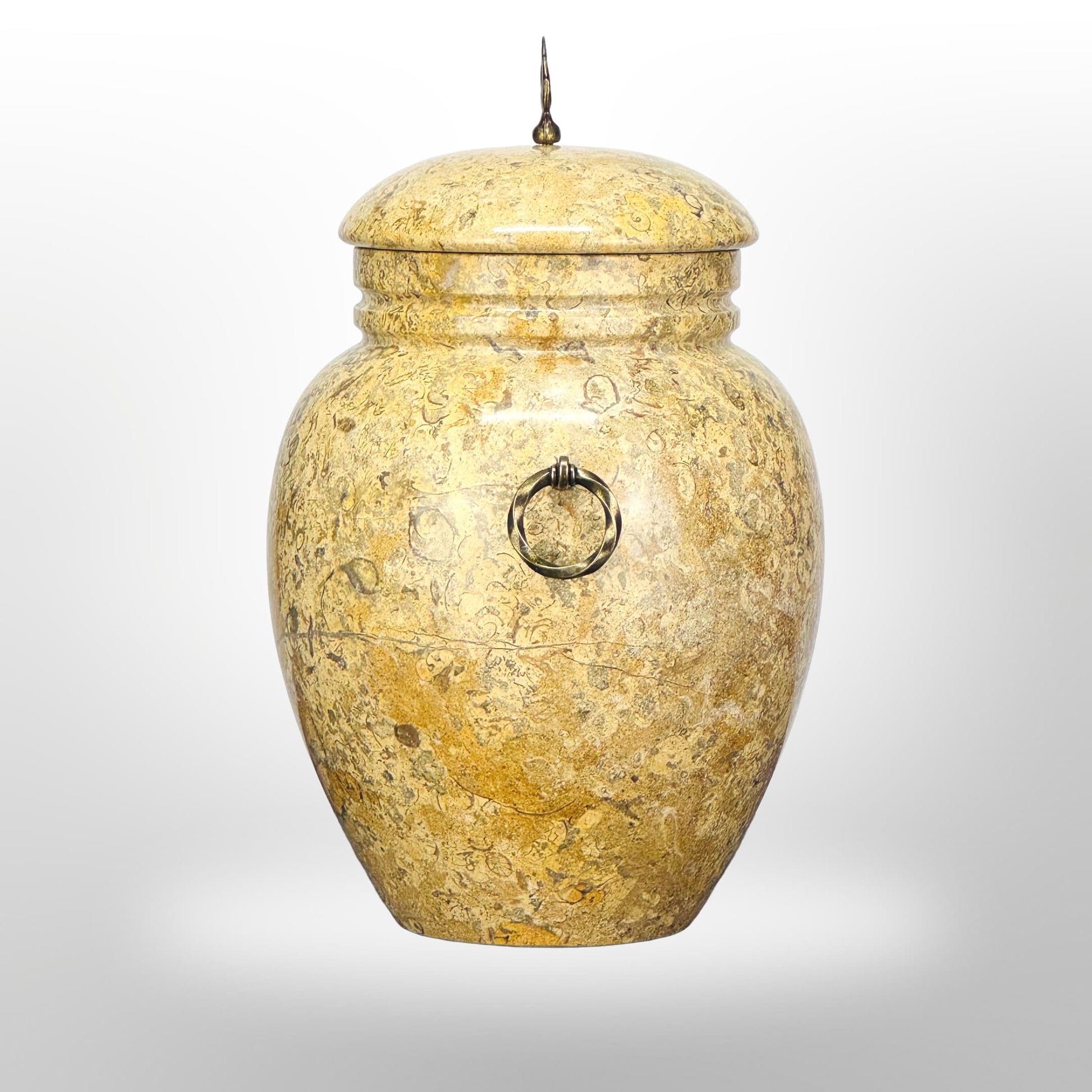 Gelbe urne mit Griffen.