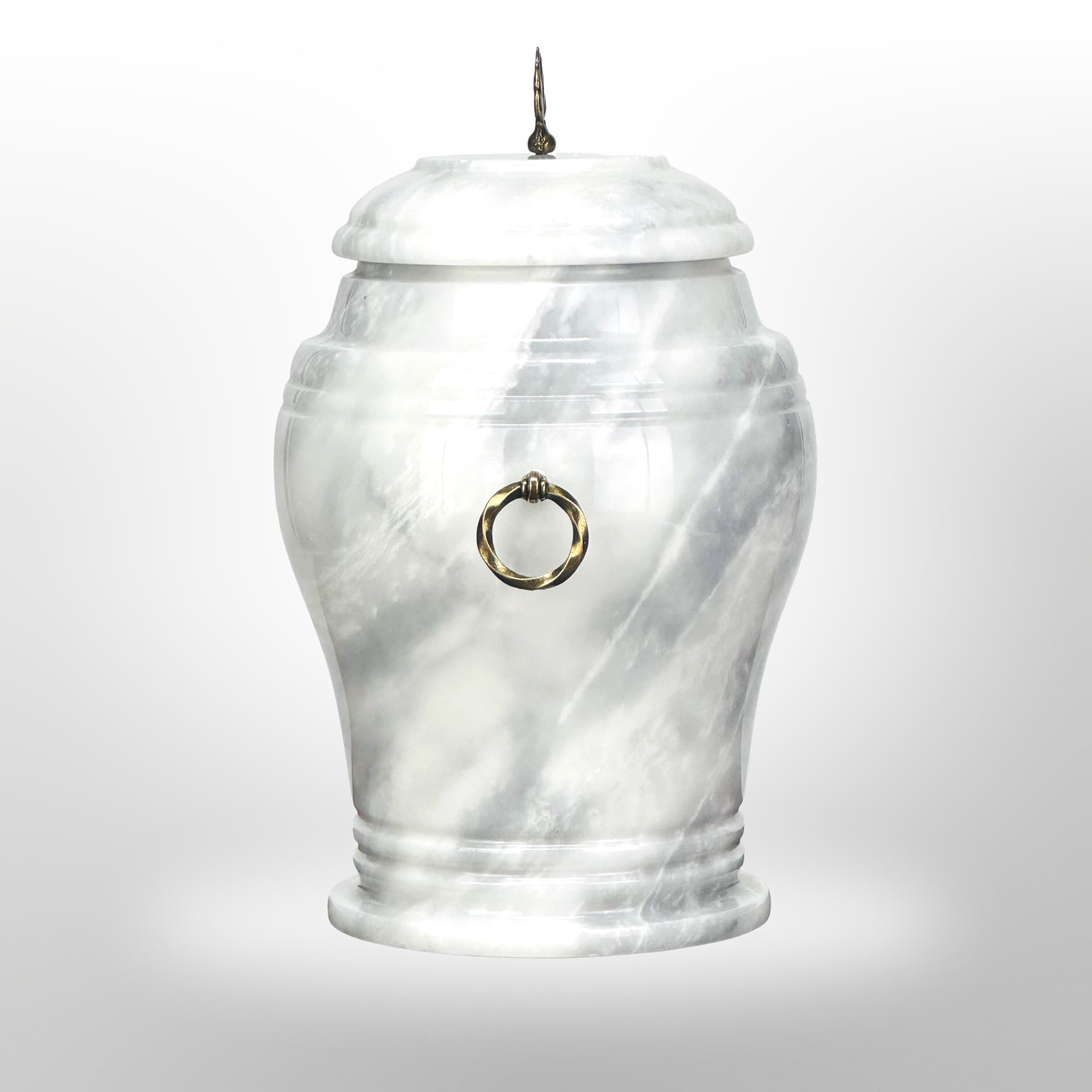 Marmorierte Steinurne mit Griffen