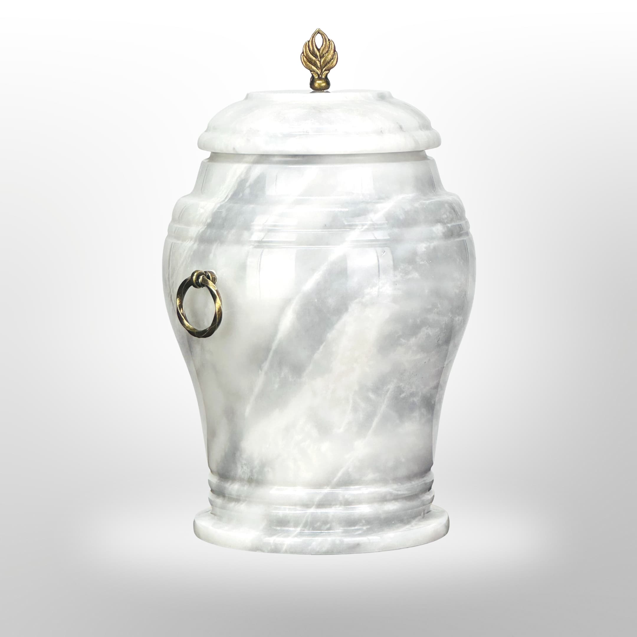 Marmorierte Steinurne mit Griffen