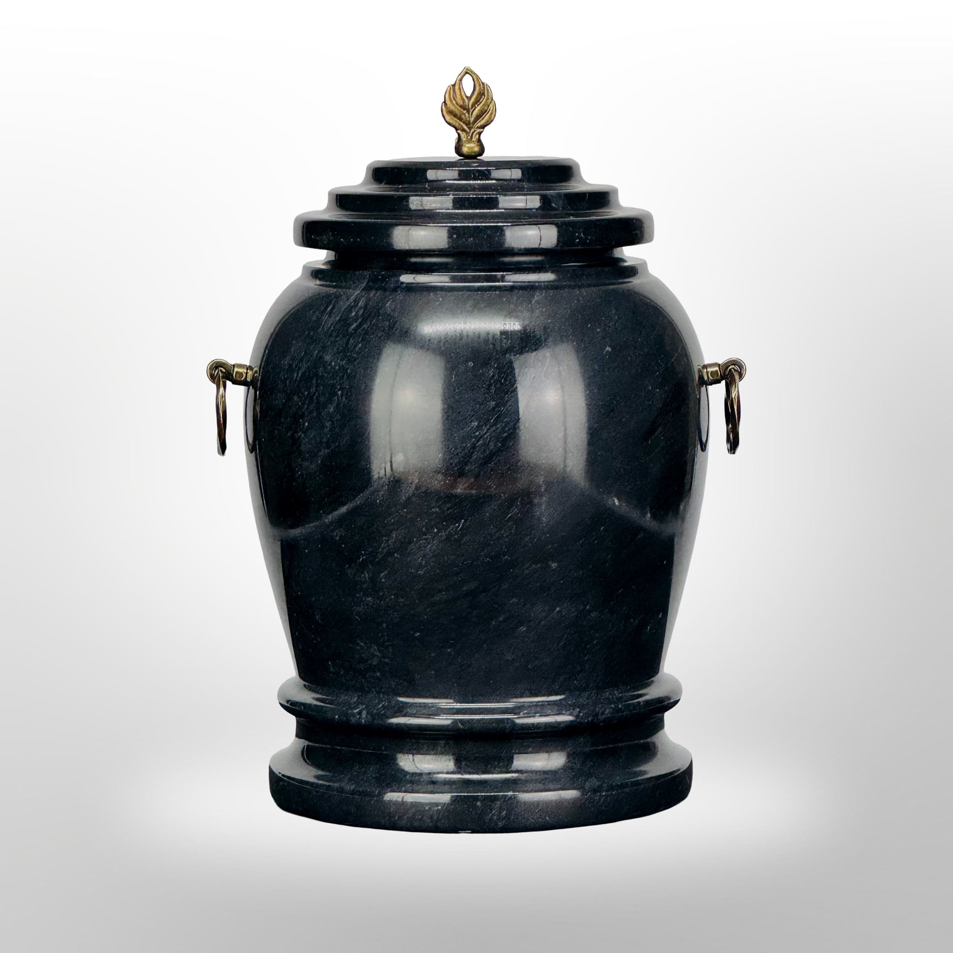 Schwarze Steinurne mit Griffen