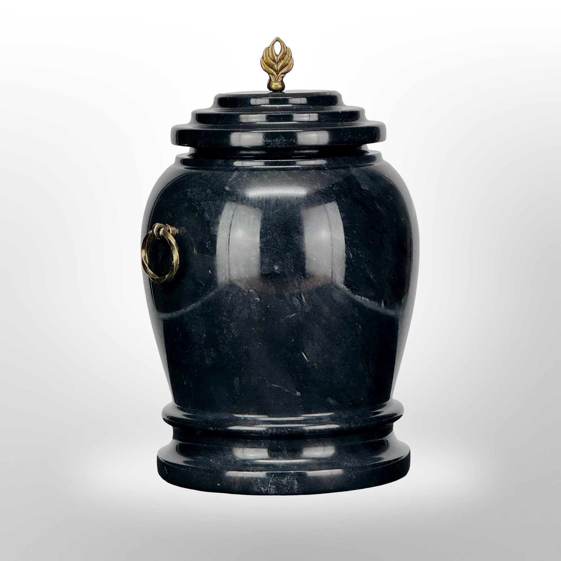 Schwarze Steinurne mit Griffen