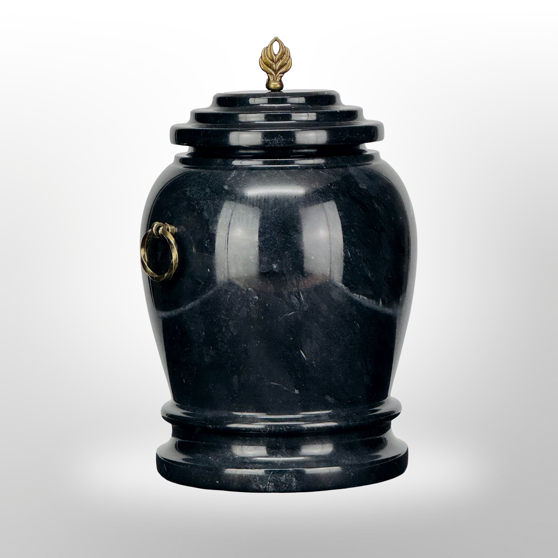 Schwarze Steinurne mit Griffen