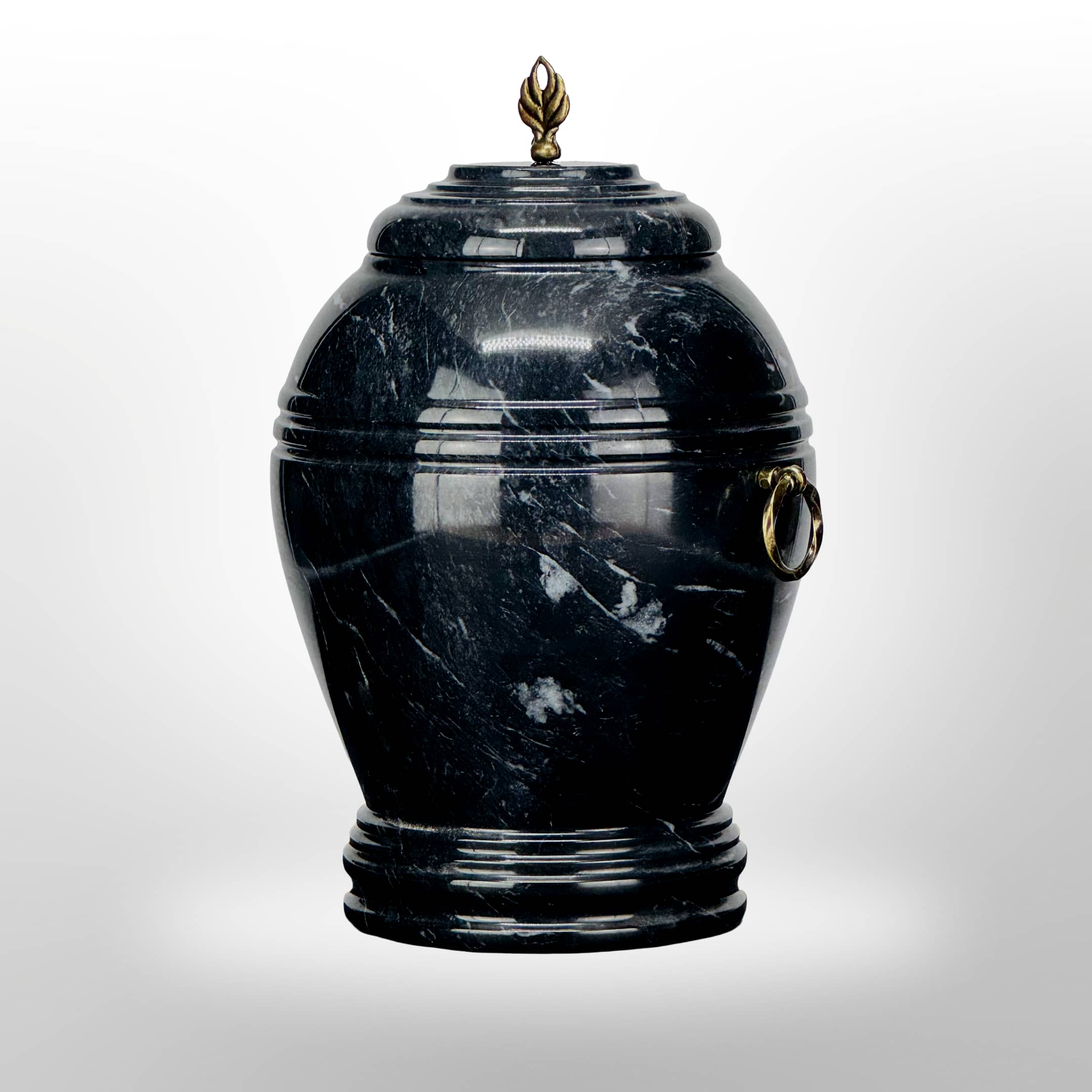 Schwarze Steinurne mit Griffen – Symbol Flamme oder Kreuz