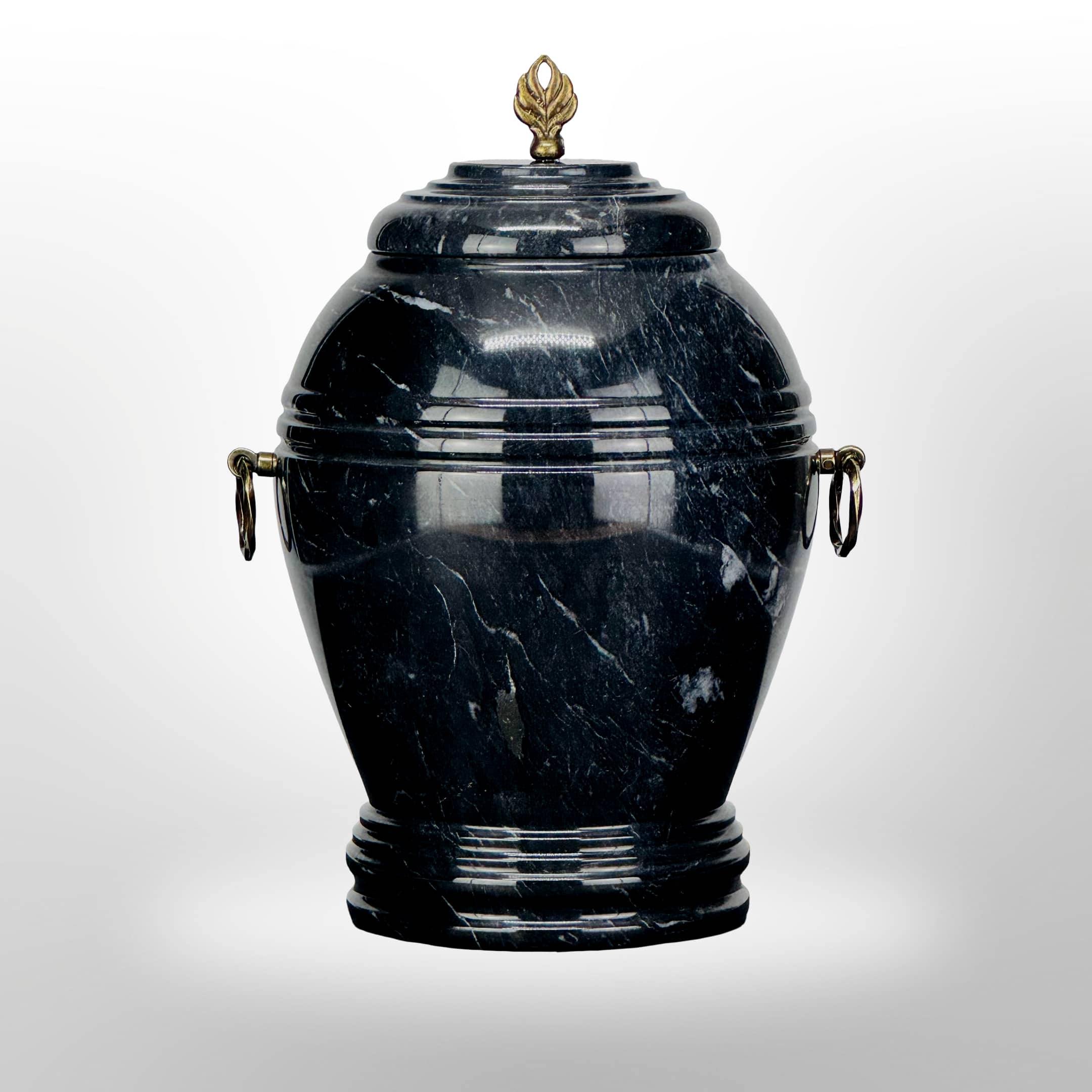 Schwarze Steinurne mit Griffen – Symbol Flamme oder Kreuz