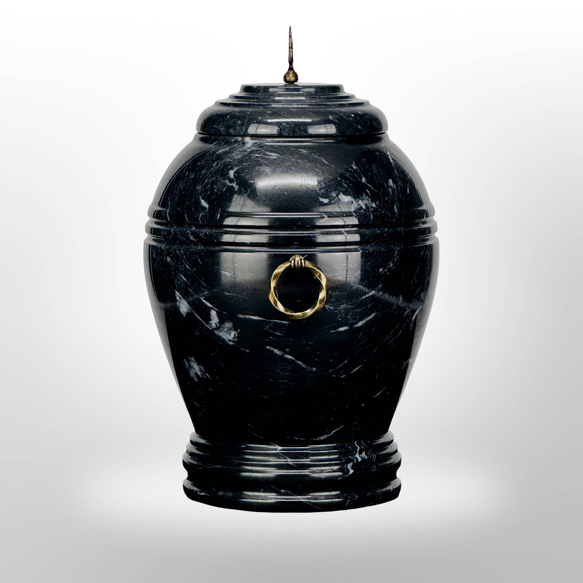 Schwarze Steinurne mit Griffen – Symbol Flamme oder Kreuz