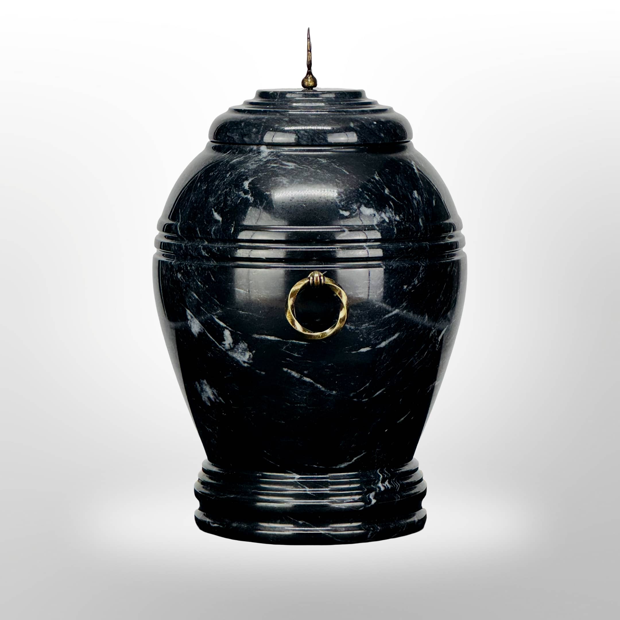 Schwarze Steinurne mit Griffen – Symbol Flamme oder Kreuz