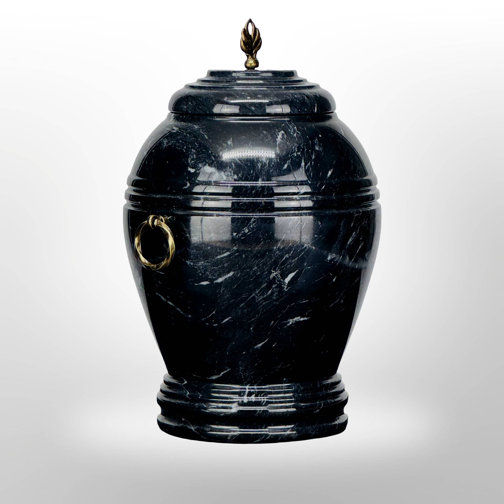 Schwarze Steinurne mit Griffen – Symbol Flamme oder Kreuz