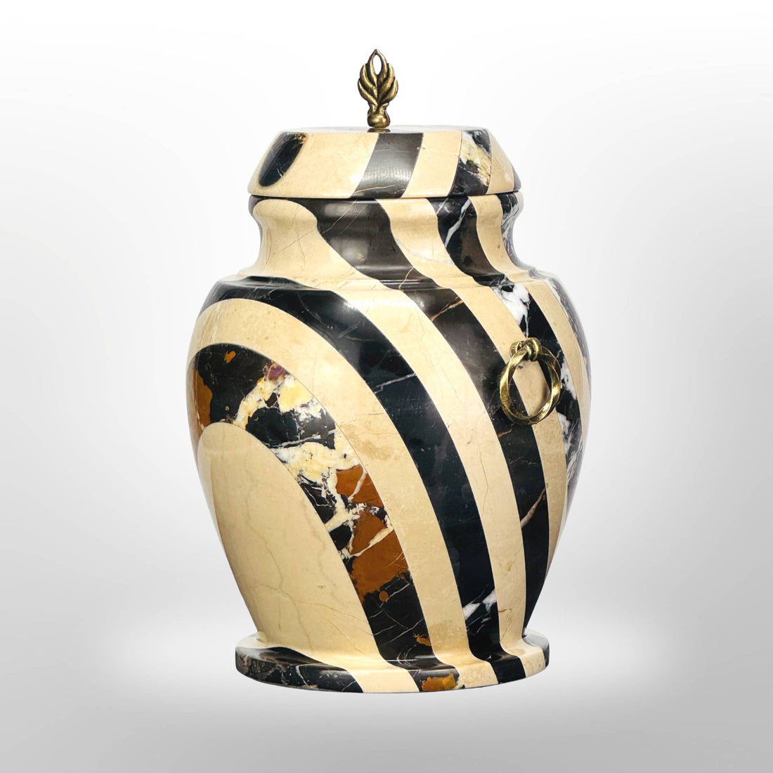 Steinurne mit schwarzen Streifen und Griffen