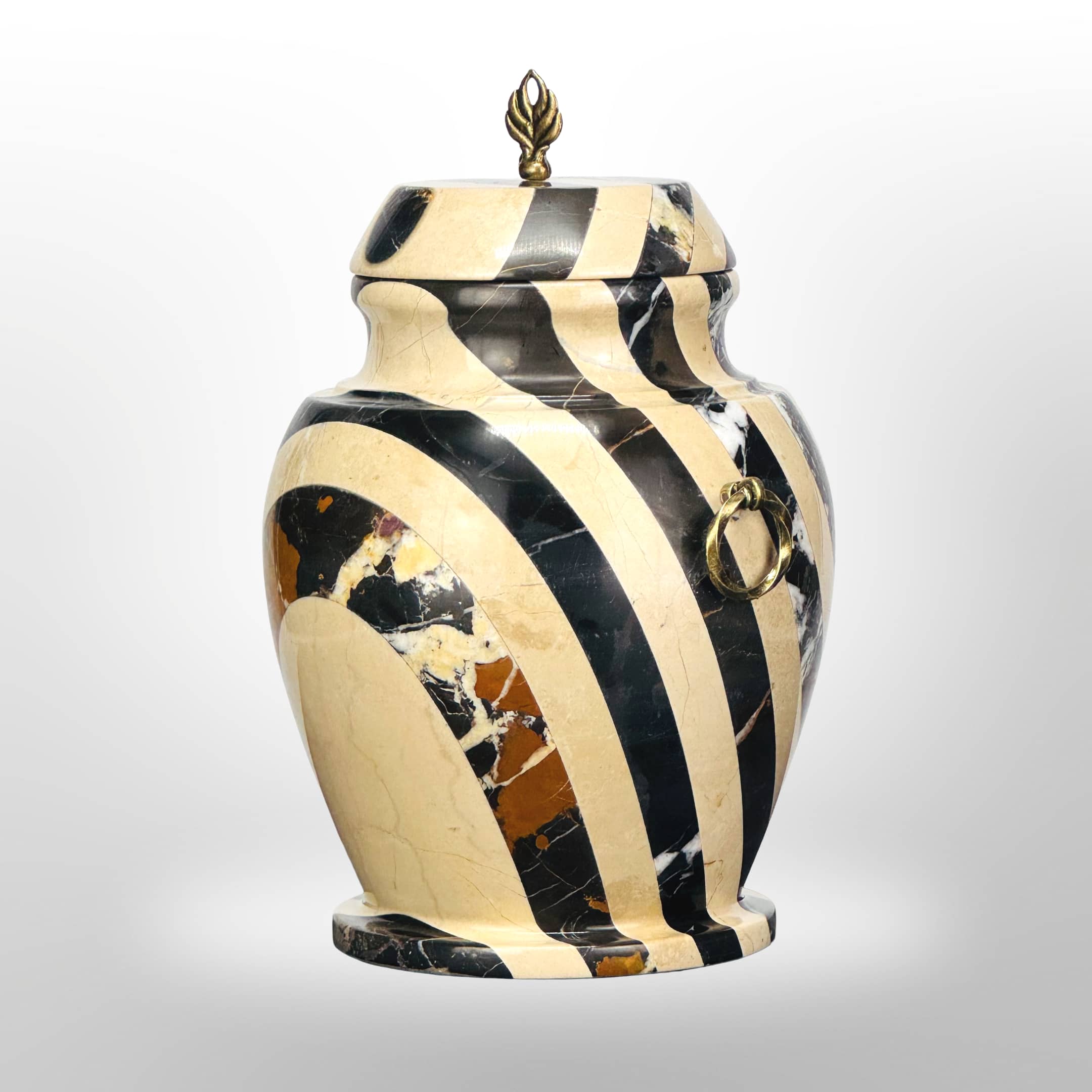 Steinurne mit schwarzen Streifen und Griffen
