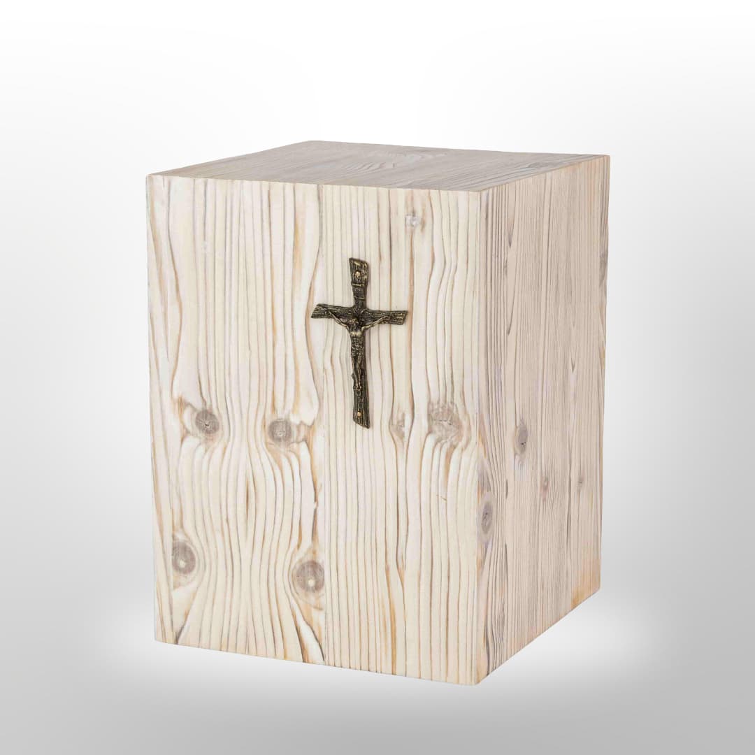Urne aus hellem Holz mit Kreuz