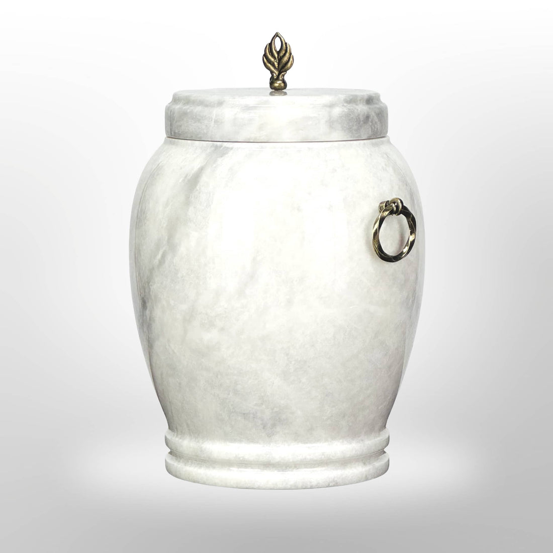 Weiße Steinurne mit dezentem Muster und Griffen