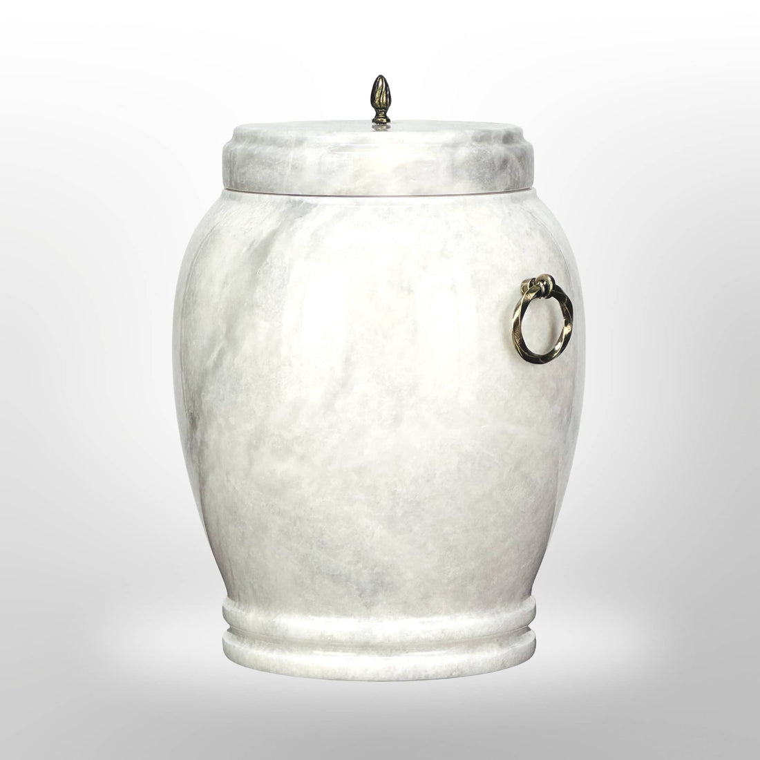 Weiße Steinurne mit dezentem Muster und Griffen