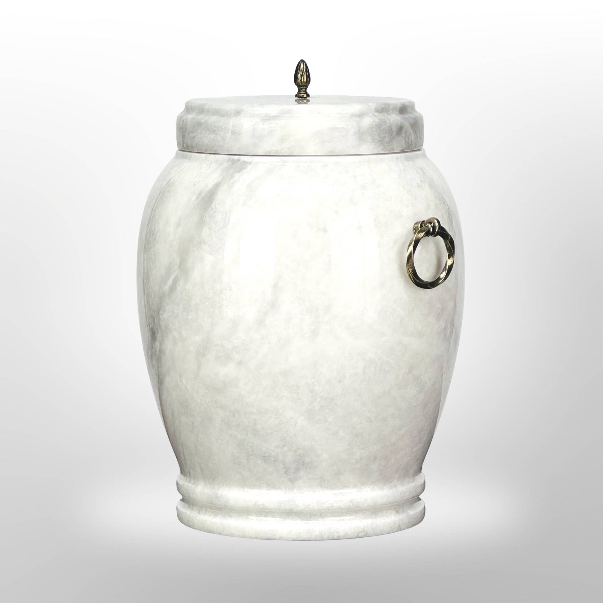 Weiße Steinurne mit dezentem Muster und Griffen