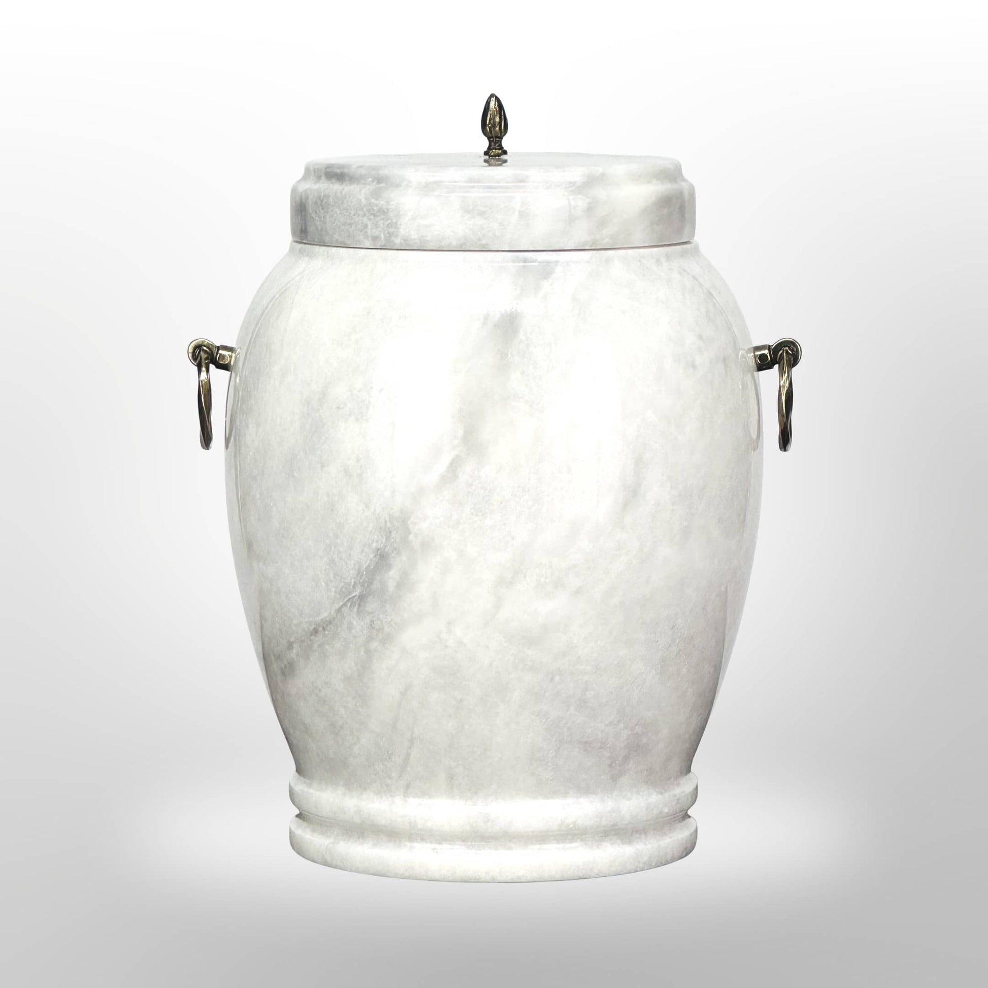 Weiße Steinurne mit dezentem Muster und Griffen