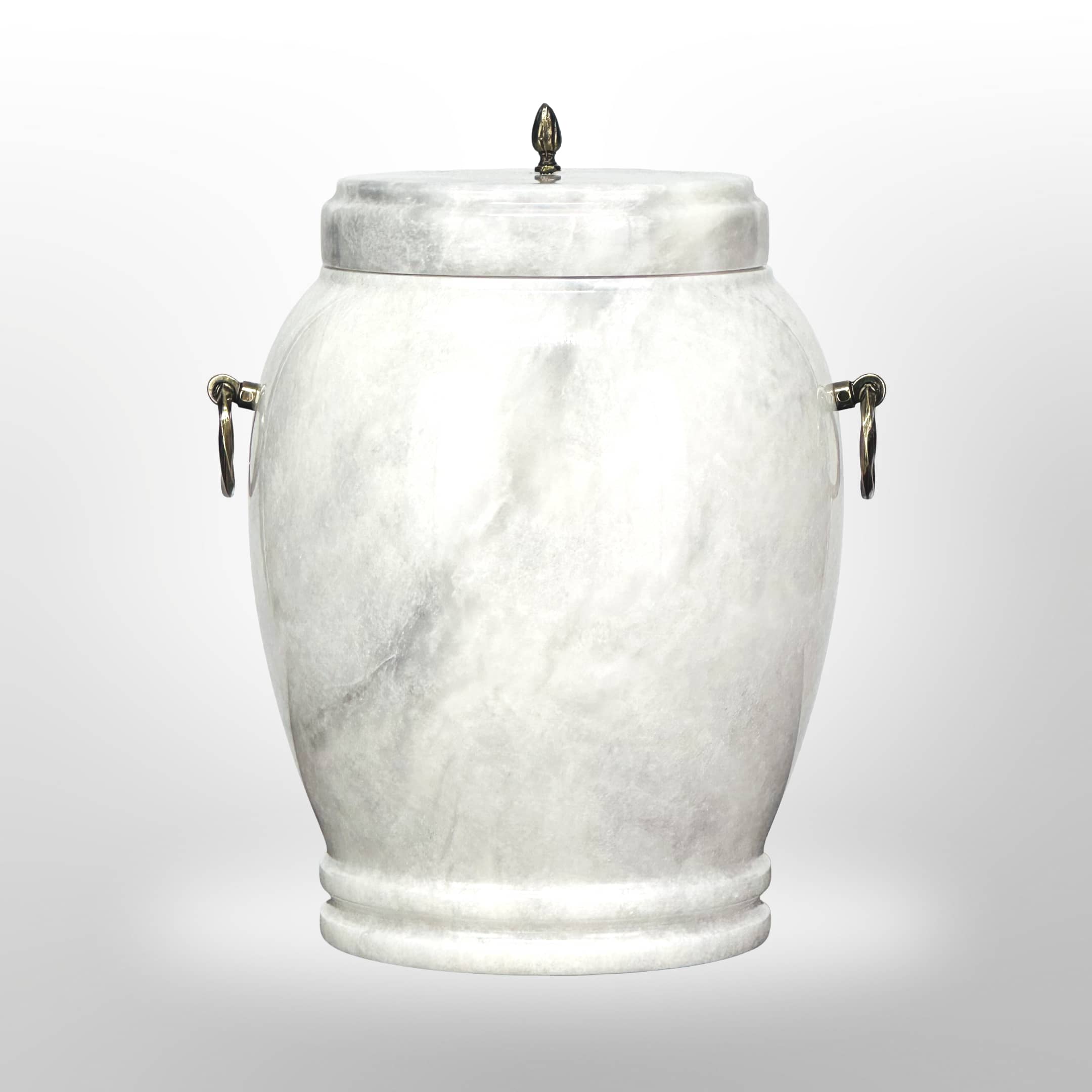 Weiße Steinurne mit dezentem Muster und Griffen