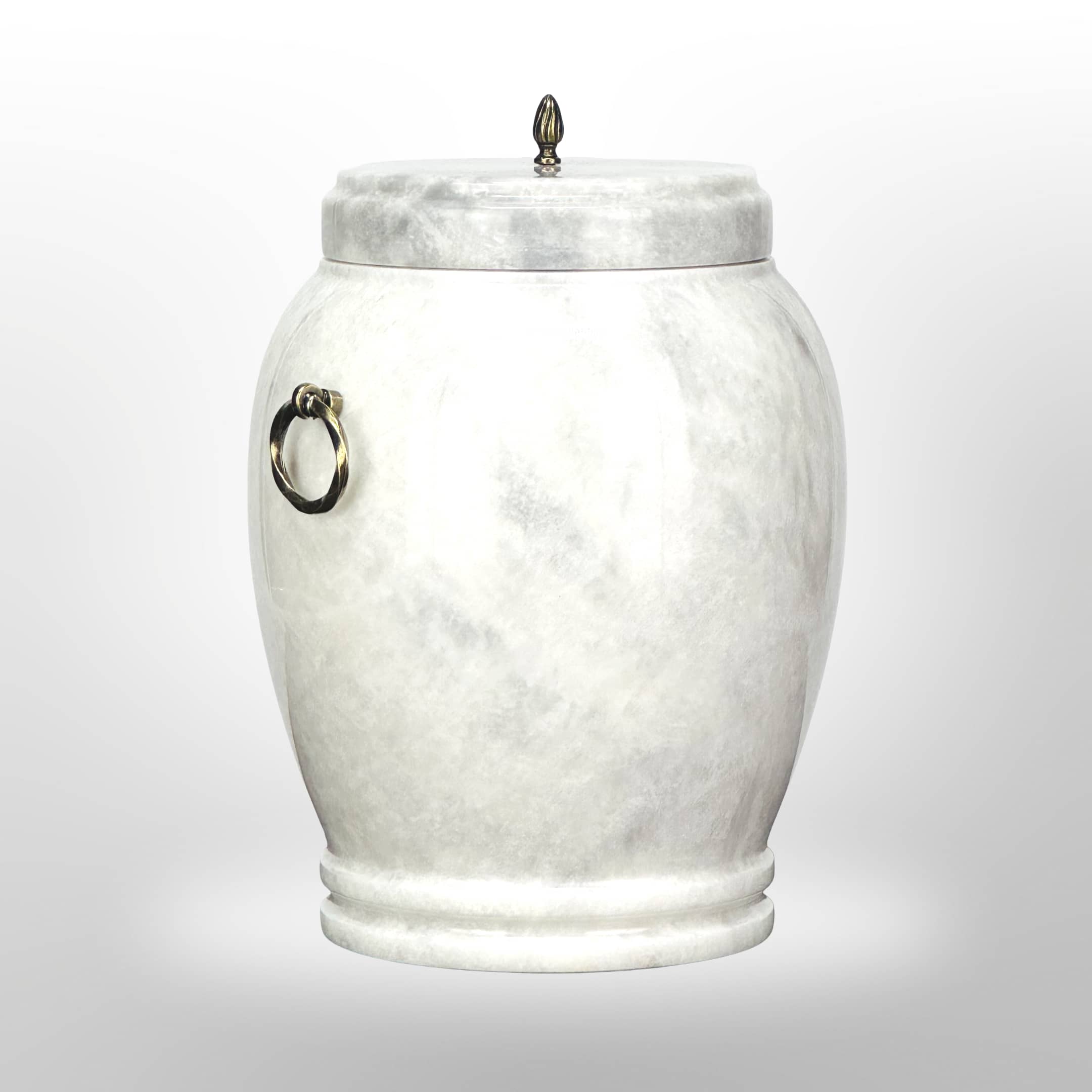 Weiße Steinurne mit dezentem Muster und Griffen