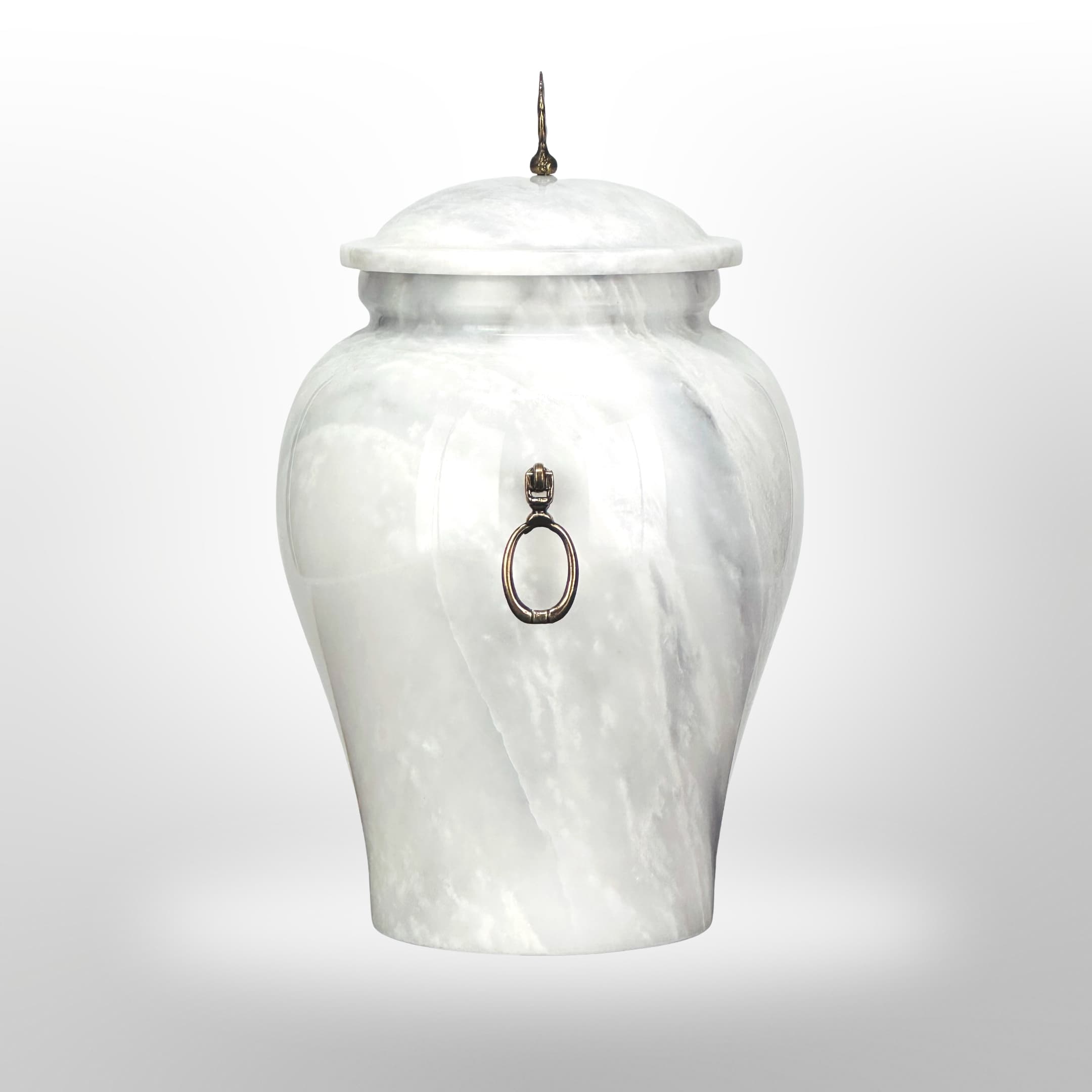 Weiße Steinurne mit Griffen