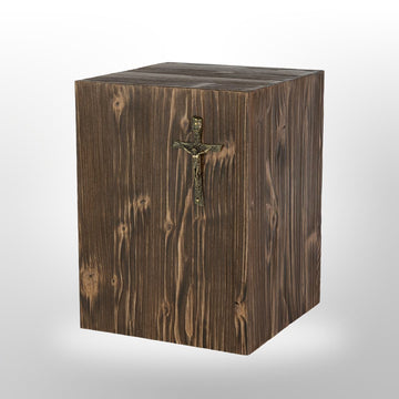 Braune Holzurne mit Kreuz