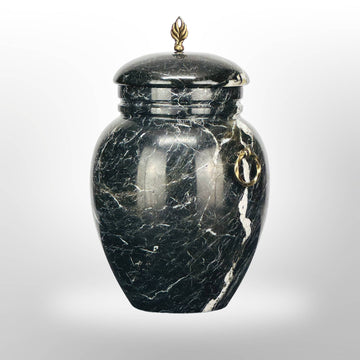 Dunkle Steinurne mit Griffen. Urne