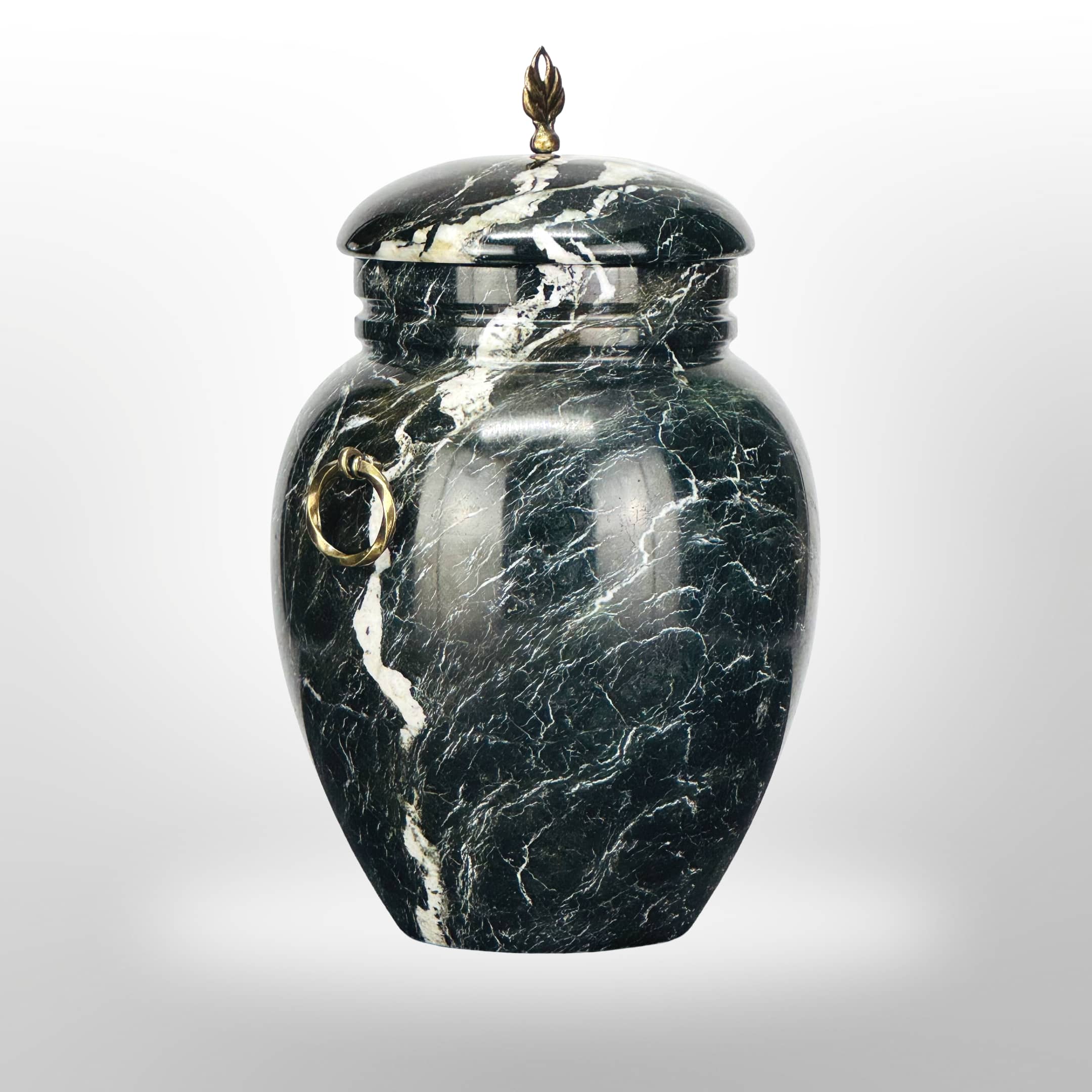 Dunkle Steinurne mit Griffen. Urne