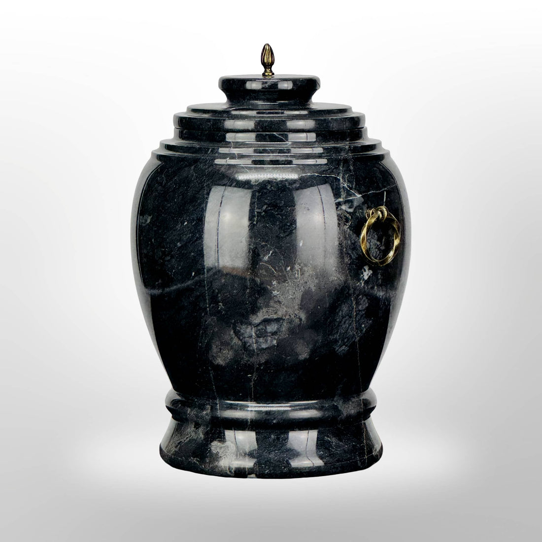 Dunkle Steinurne mit Griffen