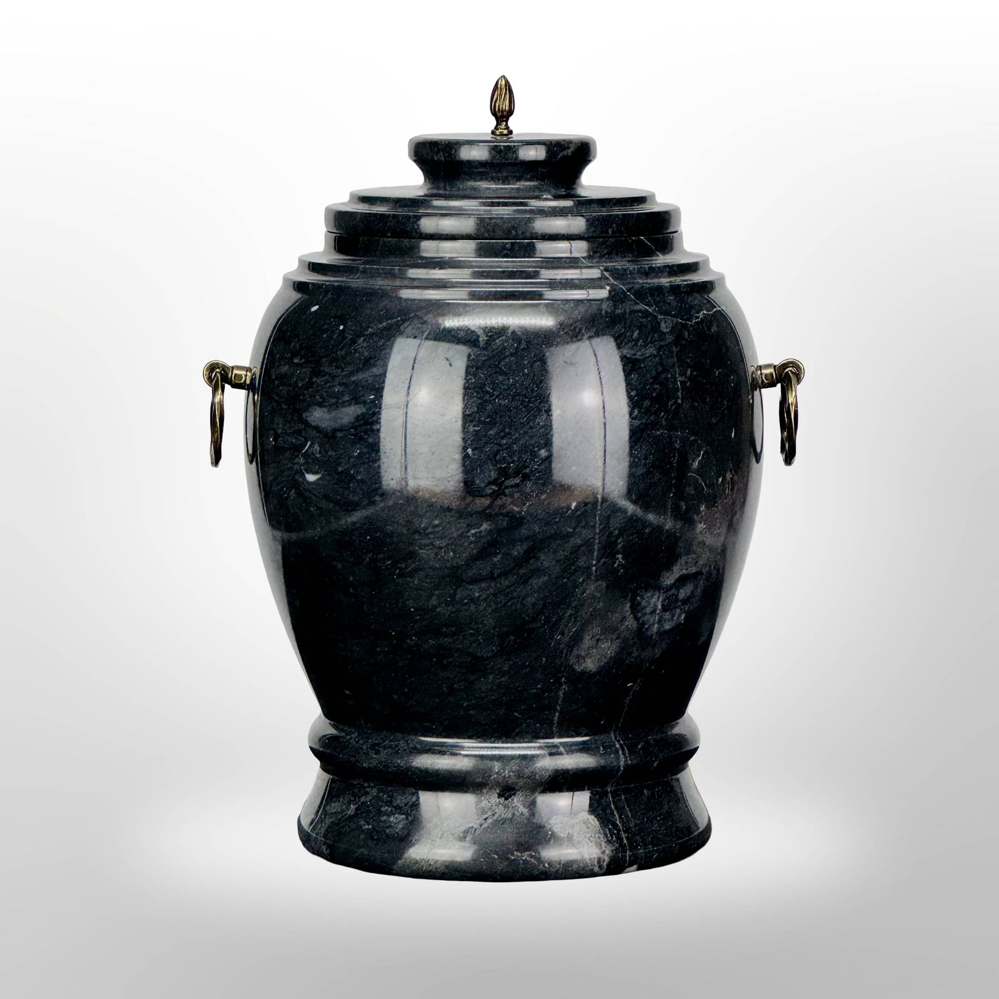 Dunkle Steinurne mit Griffen