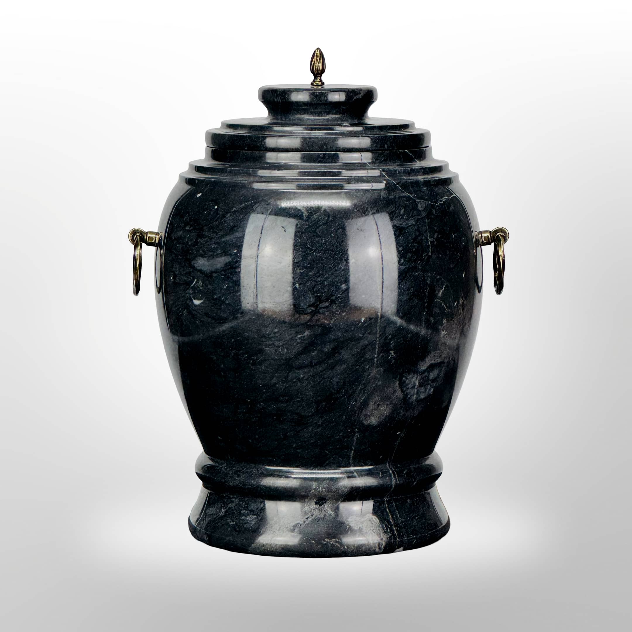 Dunkle Steinurne mit Griffen