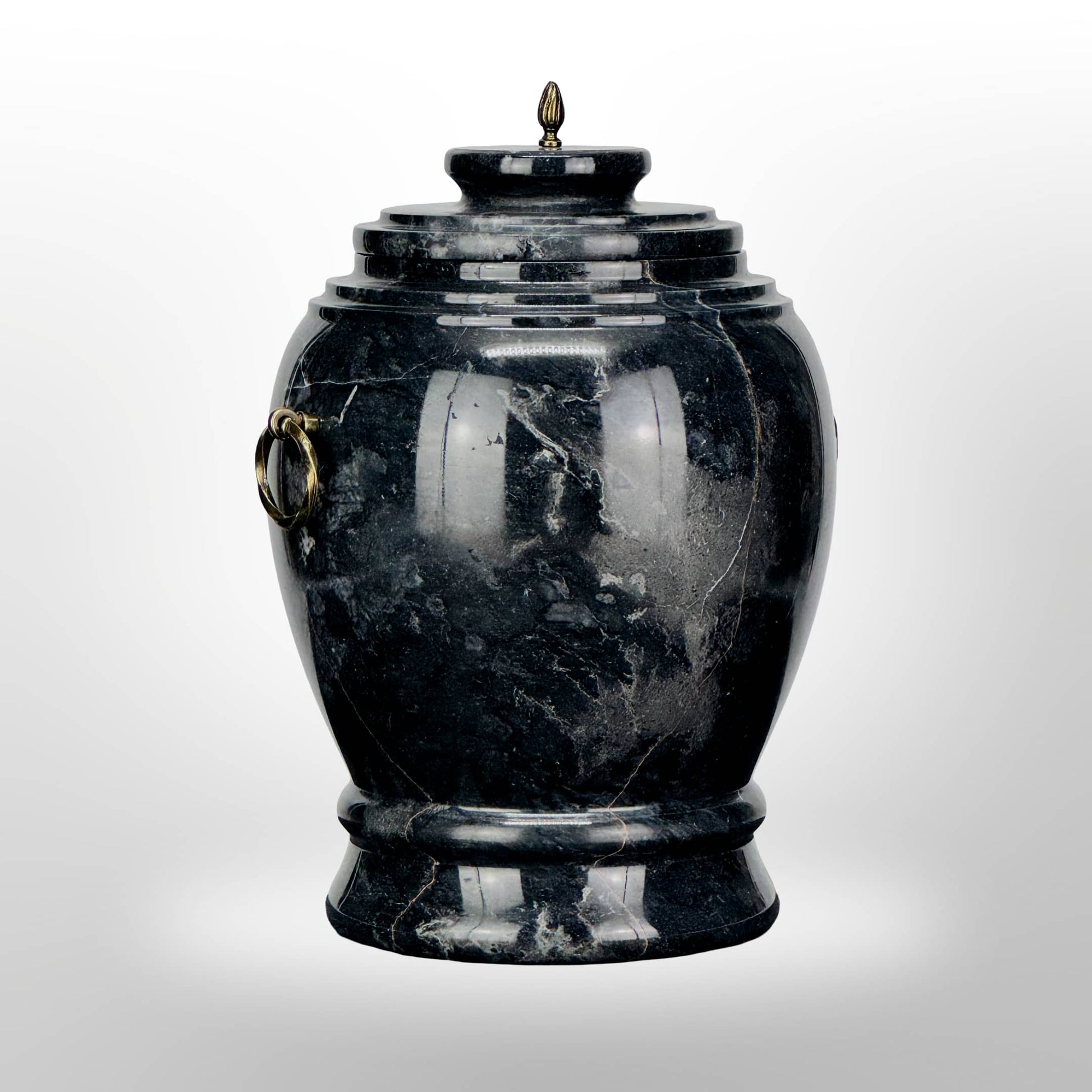 Dunkle Steinurne mit Griffen