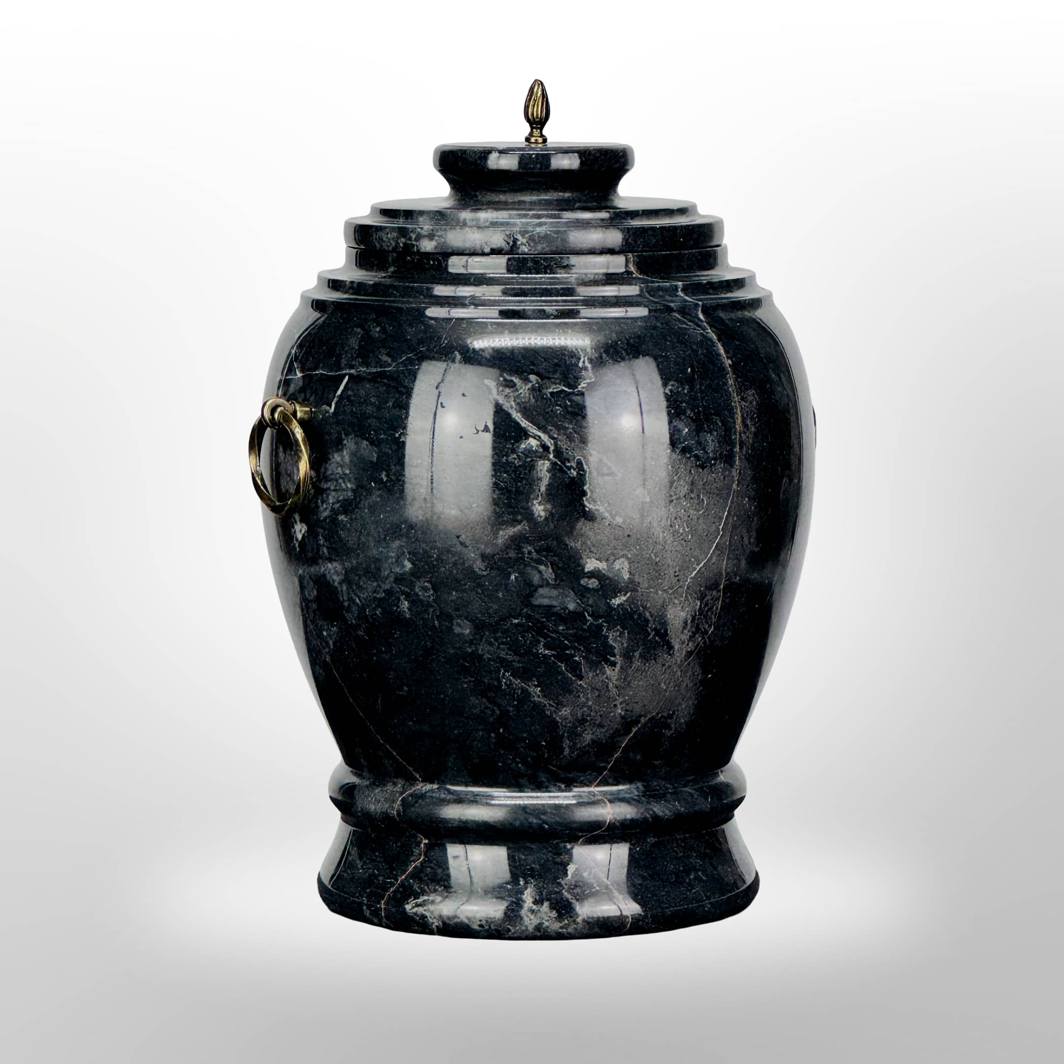 Dunkle Steinurne mit Griffen