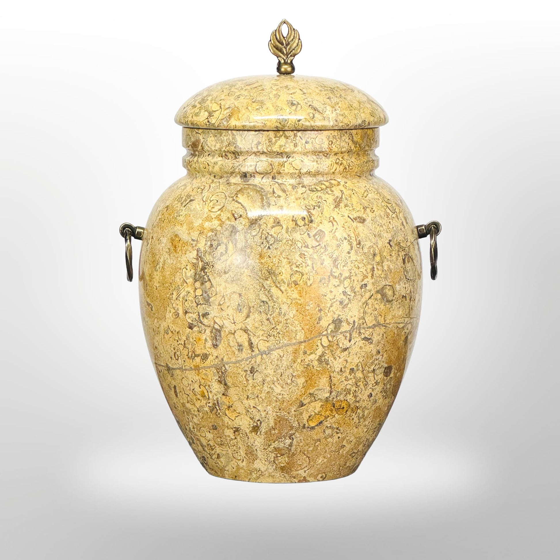 Gelbe Steinurne mit Griffen.