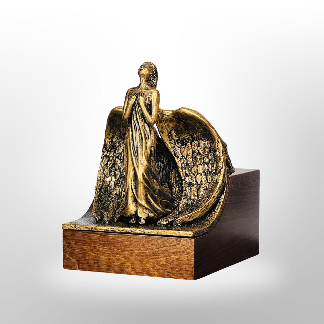 Künstlerische Holzurne mit stehendem Engel