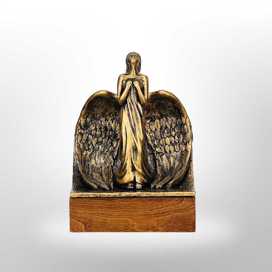 Künstlerische Holzurne mit stehendem Engel