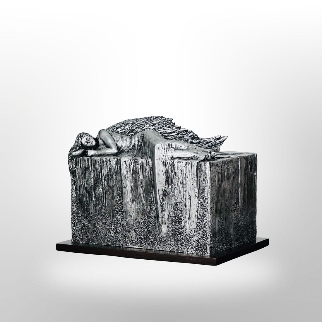 Künstlerische Silberurne mit ruhendem Engel