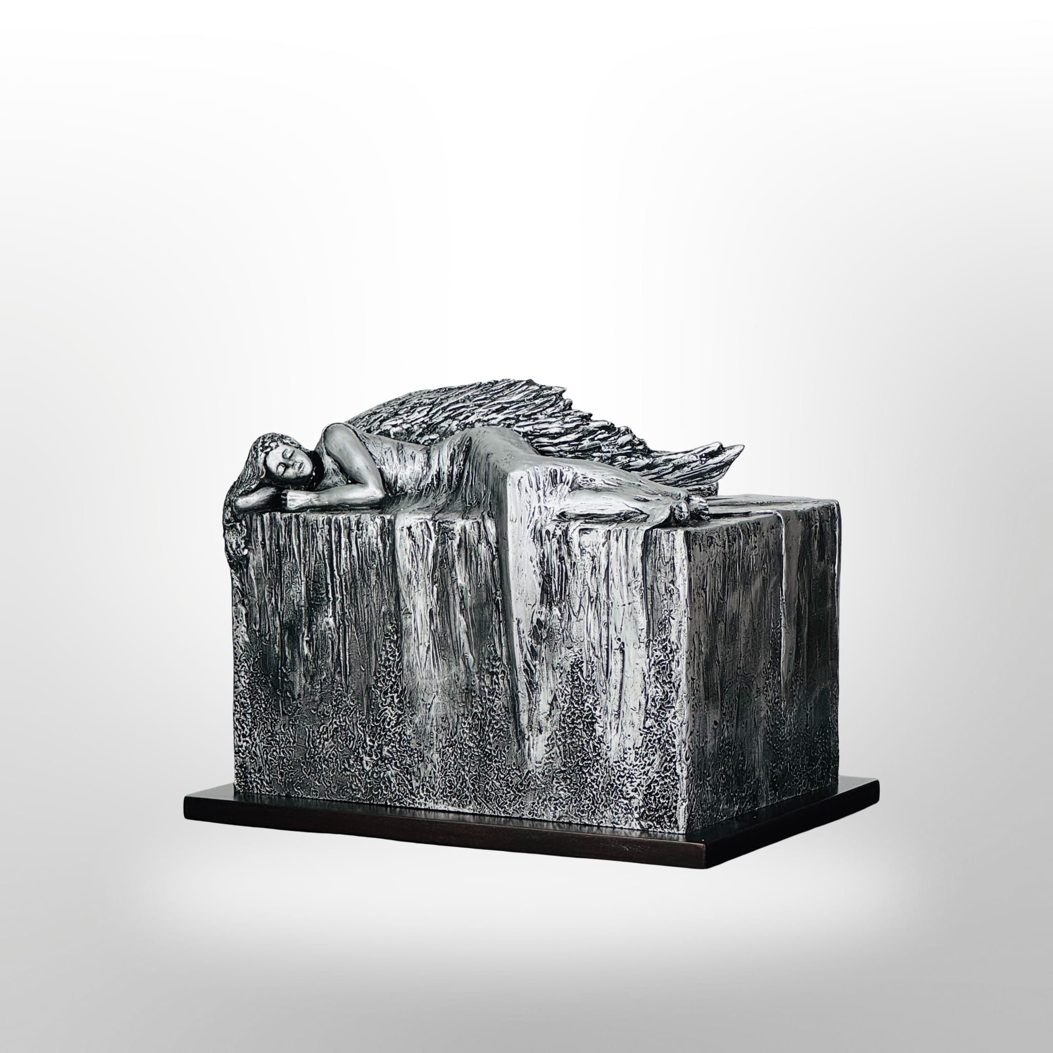 Künstlerische Silberurne mit ruhendem Engel