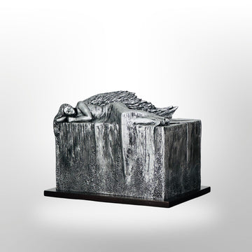 Künstlerische Silberurne mit ruhendem Engel