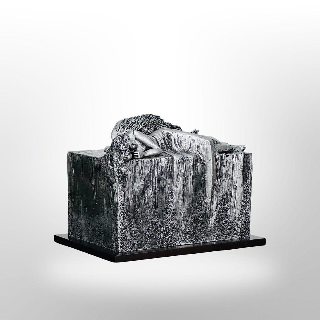 Künstlerische Silberurne mit ruhendem Engel