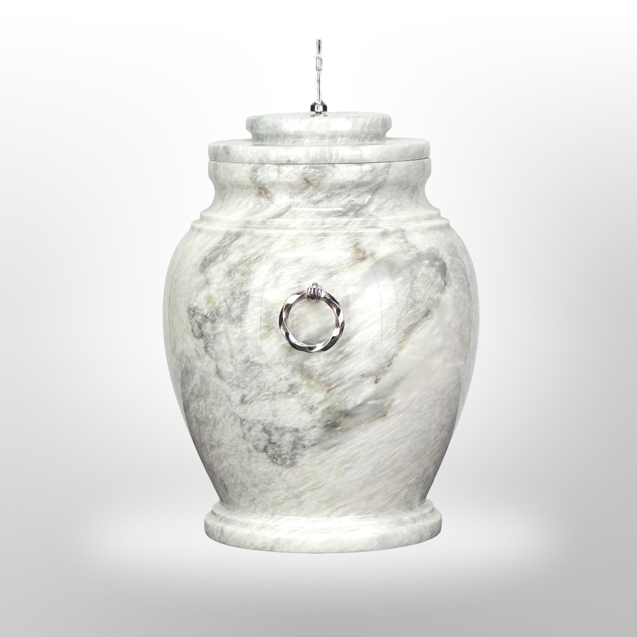 Klassische Urne aus weißem Naturstein.