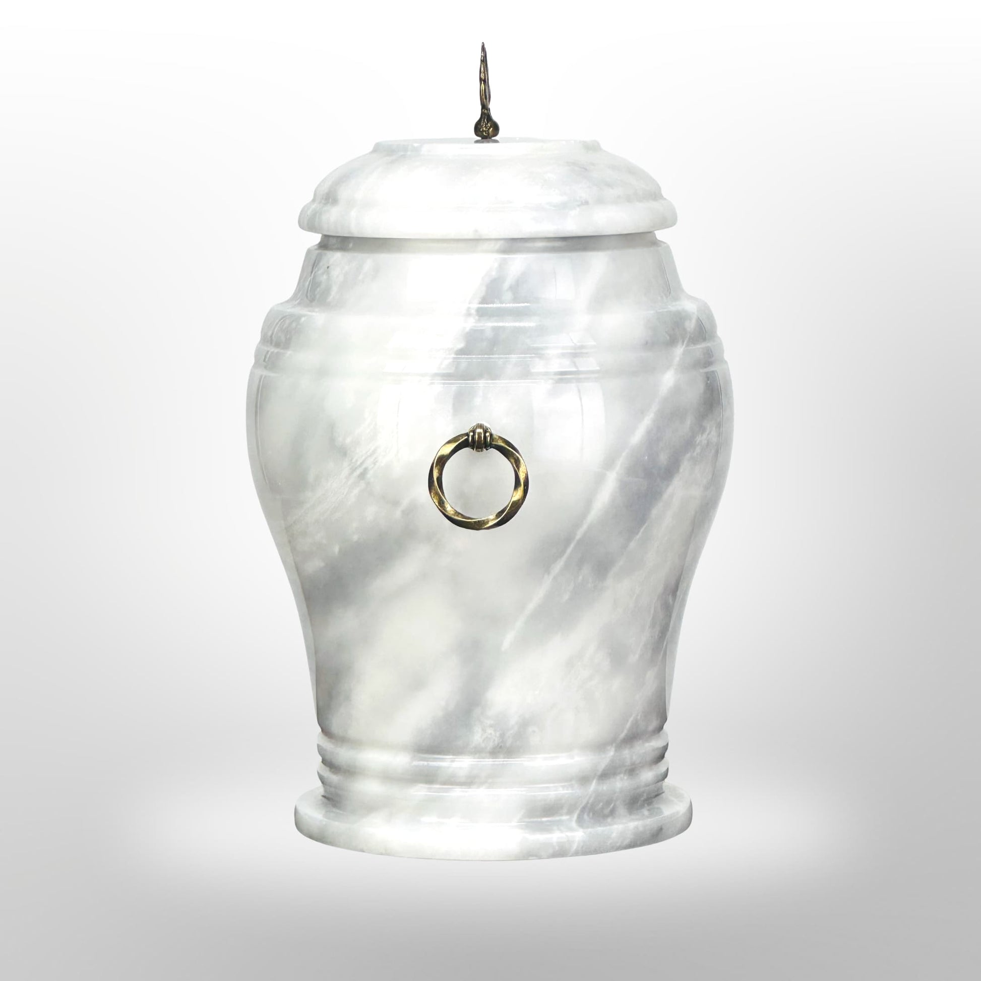 Marmorierte Steinurne mit Griffen