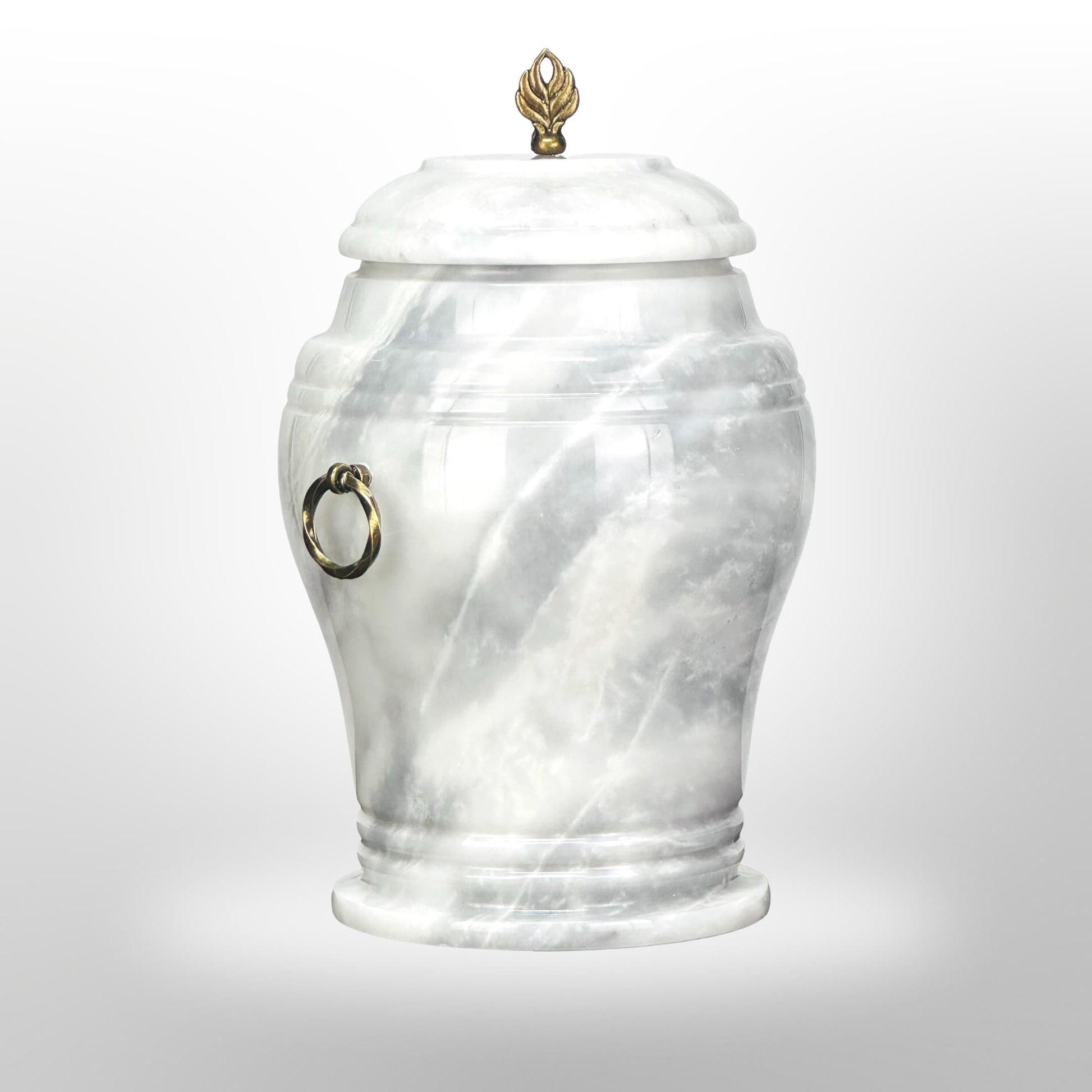 Marmorierte Steinurne mit Griffen