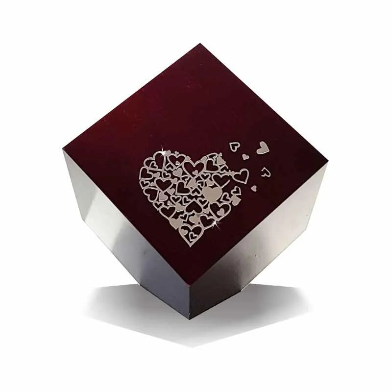 Moderne Holzurne in Würfelform mit Herzmotiv