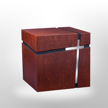 Moderne Holzurne mit silbernem Kreuz