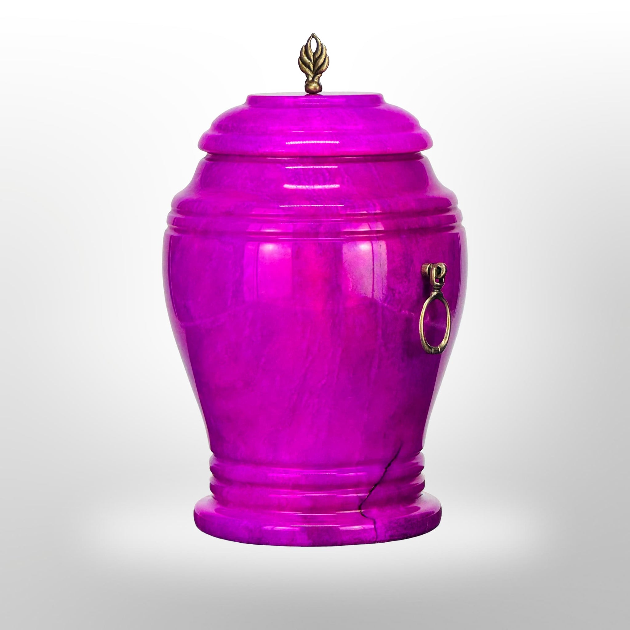 Pinke Steinurne mit Griffen