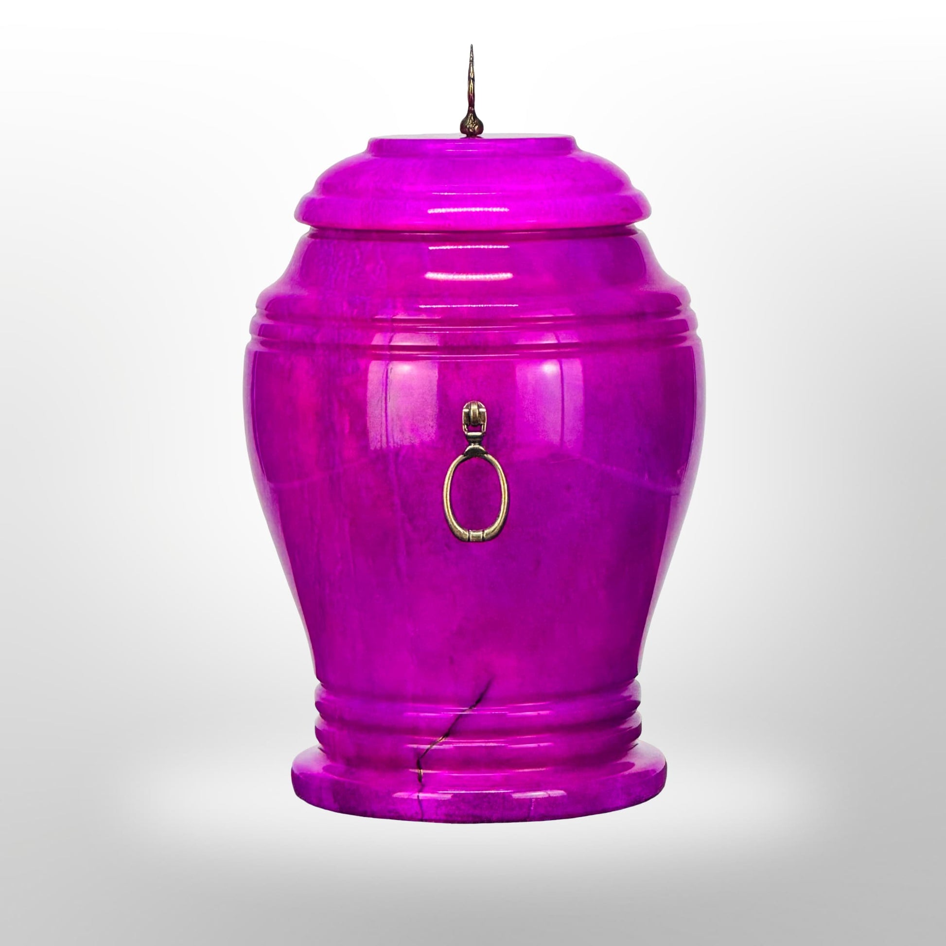 Pinke Steinurne mit Griffen