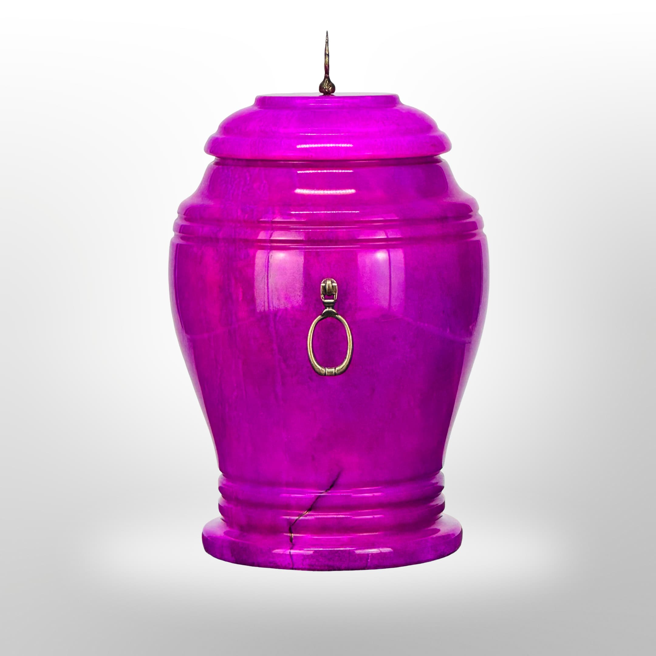 Pinke Steinurne mit Griffen