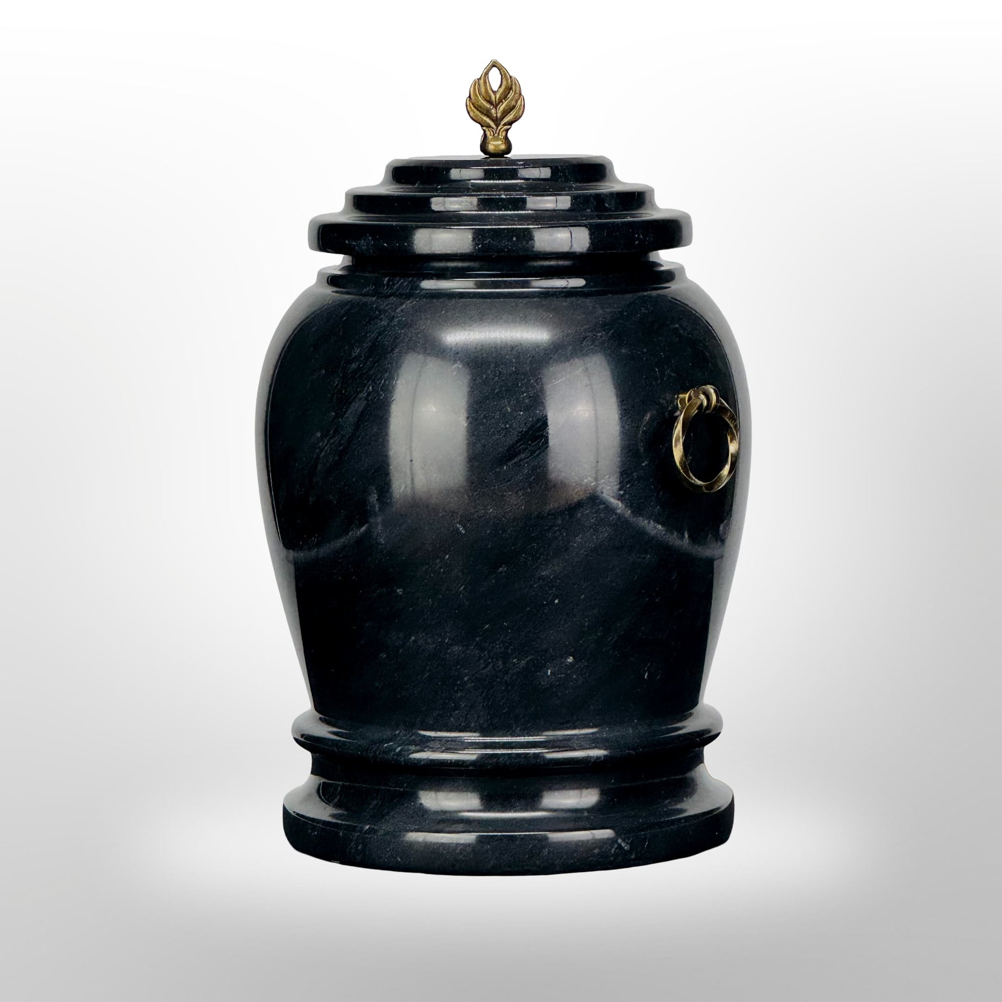 Schwarze Steinurne mit Griffen