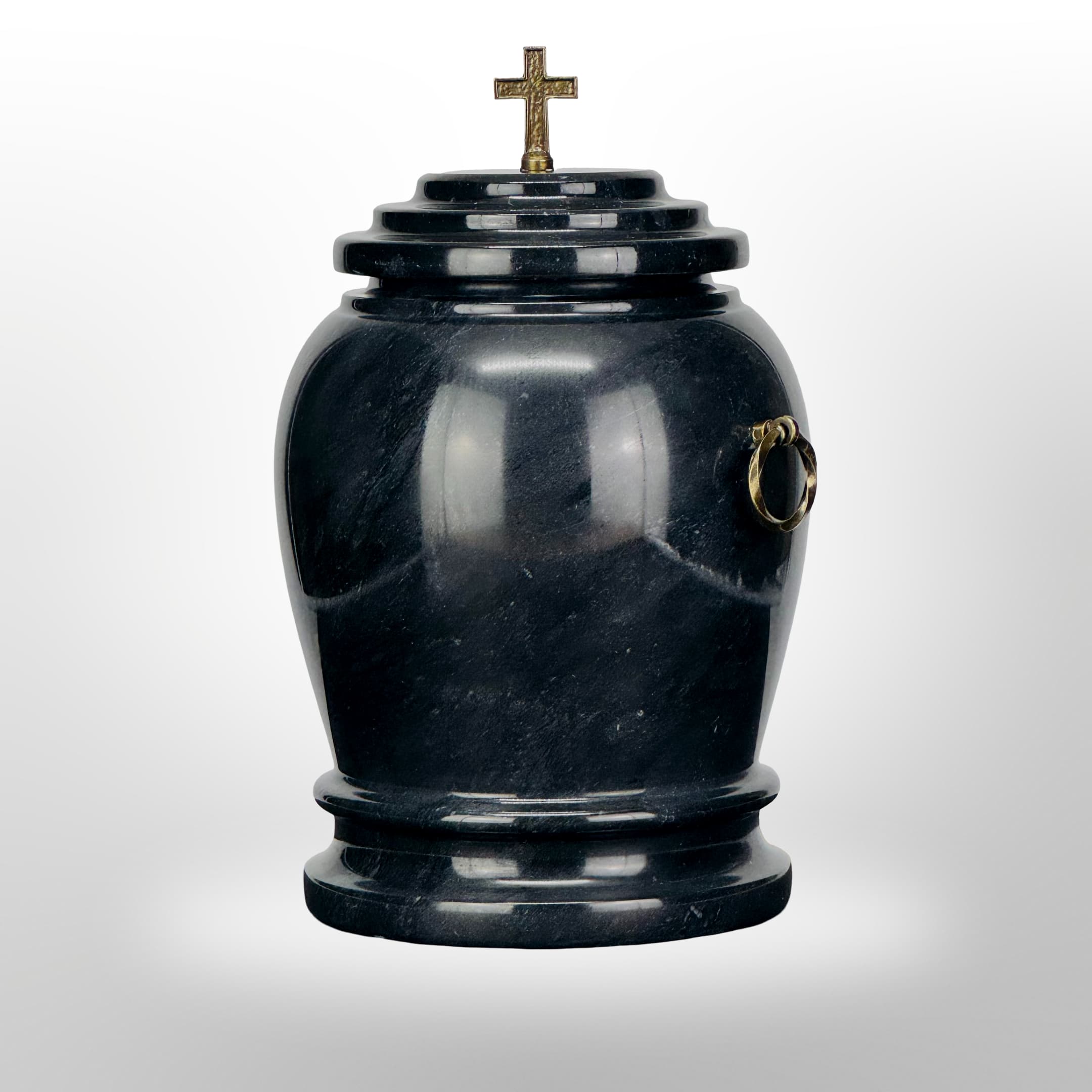 Schwarze Steinurne mit Griffen